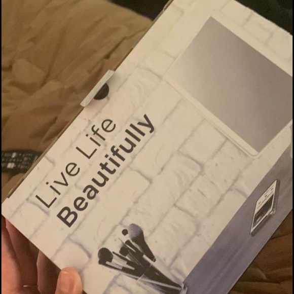 Retails for $100 i-home vanity Bluetooth speaker / mirror - Picture 7 of 11